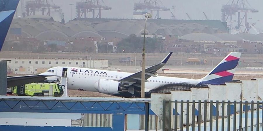 Das beschädigte Flugzeug auf dem Flughafen von Lima