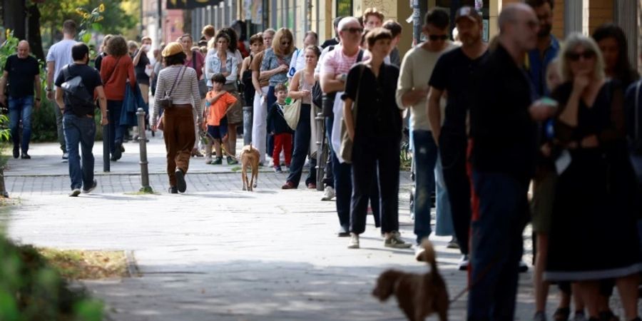 Lange Schlange vor einem Wahllokal in Berlin
