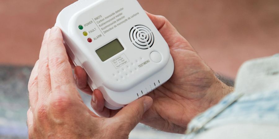Ein kleines Gerät, das Leben retten kann: Schlägt der Kohlenmonoxid-Melder Alarm, sollte man Wohnung oder Haus verlassen.