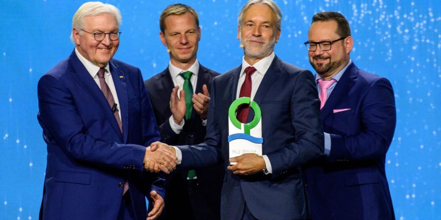 Bundespräsident Frank-Walter Steinmeier (l), gratuliert dem Gewinnern des Deutschen Umweltpreises 2022.