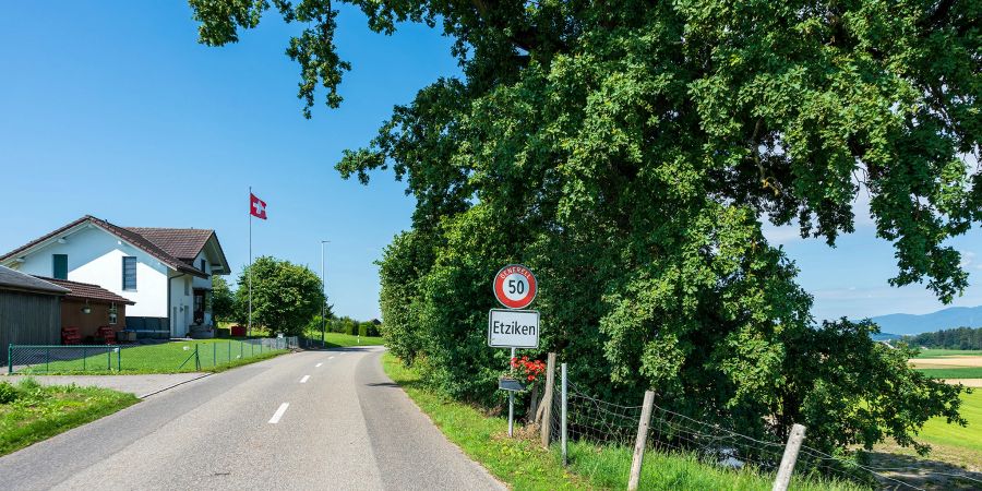 Die Ortstafel von Etziken an der Horriwilstrasse.