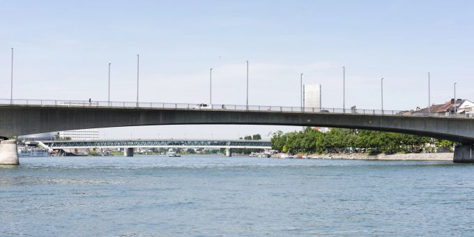 Die Johanniterbrücke in Basel führt über den Rhein. Im Hintergrund ist die Dreirosenbrücke mit der Autobahn A2 in Richtung Frankreich sichtbar. Johanniterbrücke