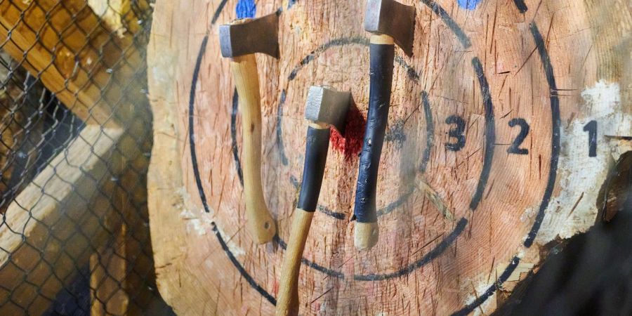 Äxte, geworfen von Julien Vandenitte, Gründer von Wood Cutter Berlin stecken in einer Holzscheibe. Der Freizeittrend Axtwerfen kommt nach Deutschland.