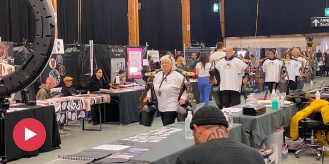 Comeback? - Freiheitstrychler verwirren mit Auftritt an Tattoo-Messe
