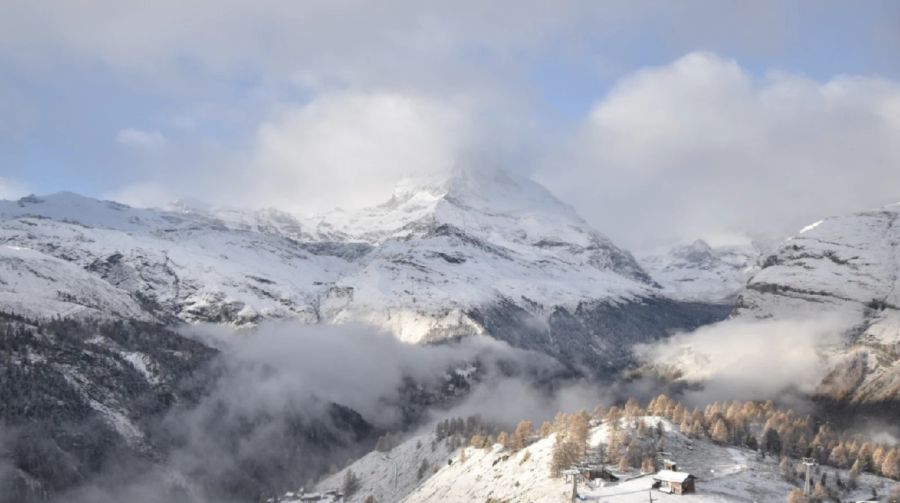 Das Matterhorn in Zermatt erstrahlt im weissen Kleid.