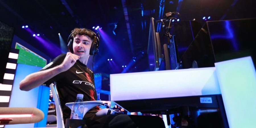 DullenMike beim FIFAe World Cup in FIFA 22. (Archivbild)