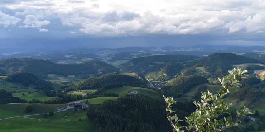 Landschaften aus sanften Hügeln, Wald, Wiese und Feld prägen das Baselland.