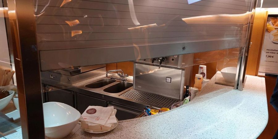 Zwei Männer haben das Rolltor einer ICE- Bistro-Theke aufgebrochen und diverse Lebensmittel verspeist.