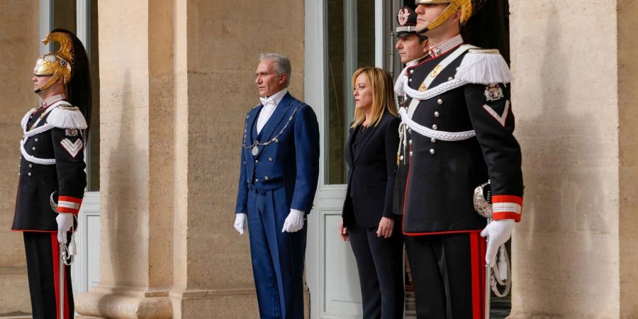 Meloni ist als erste Frau in der Geschichte Italiens im Amt der Regierungschefin vereidigt worden.