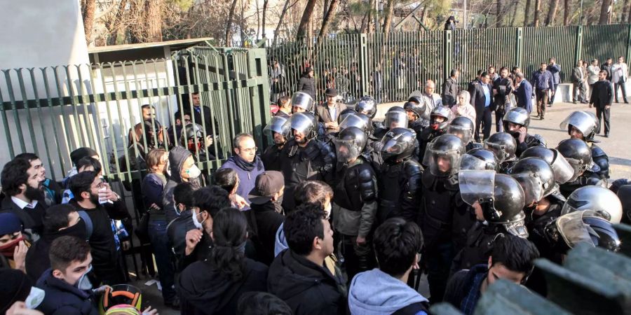 Ein bewaffneter Demonstrant soll einen Polizisten ermordet haben.