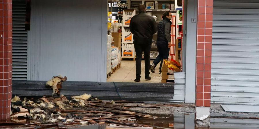 Bei einem Brand in Paris wurde ein koscheres Lebensmittelgeschäft schwer beschädigt.