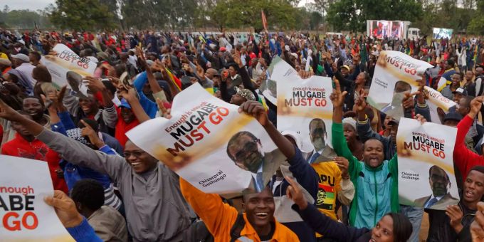 Simbabwe - Tausende Demonstranten fordern Mugabes Rücktritt