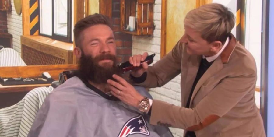 Ellen DeGeneres rasiert den Bart von Julian Edelman.