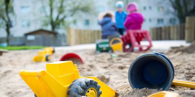 Spielzeug liegt in einem Sandkasten einer Kita in Düsseldorf.