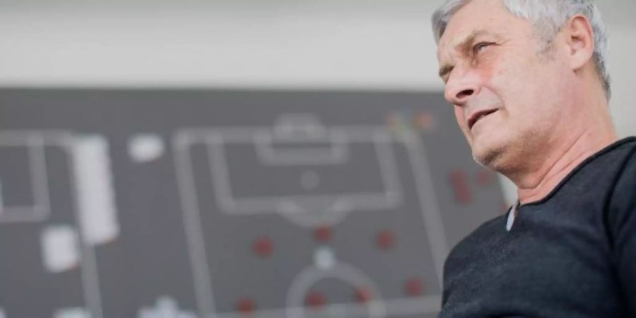 Schaut dem Zweitliga-Topspiel optimistisch entgegen: Armin Veh. Foto: Rolf Vennenbernd