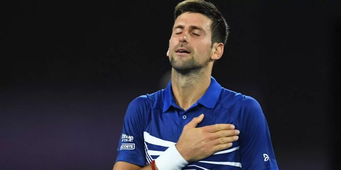 Novak Djokovic bejubelt den Sieg gegen Daniil Medwedew.