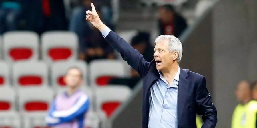 Lucien Favre gerät bei seinem jetzigen Club OGC Nizza in Frankreich zunehmend in Bedrängnis. Das Team von der Côte d'Azur erlitt am Sonntag im Punktspiel gegen Olympique Lyon ein 0:5-Debakel. Die Favre-Elf wurde vor heimischem Publikum vor allem in der Anfangsphase der Partie von dem Top-Team aus Lyon regelrecht vorgeführt und lag schon nach 38 Minuten mit 0:4 zurück.