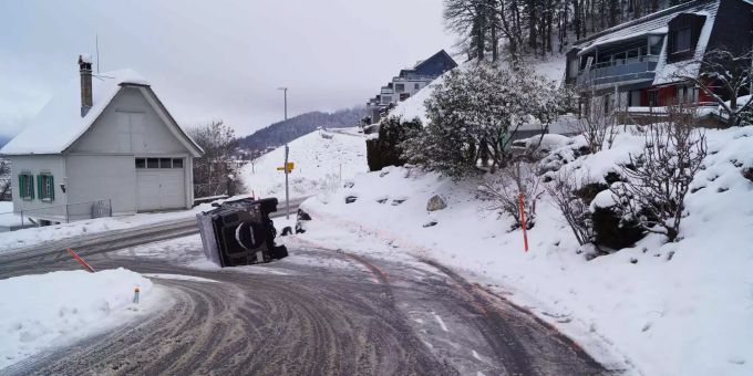 Ein Land Rover kippt in Oberägeri ZG. Der Lenker konnte nach dem Selbstunfall den Wagen selbständig verlassen.