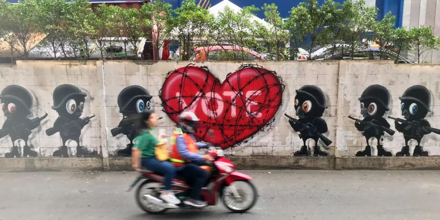 Graffiti in Bangkok gegen Verschiebung von Wahltermin.