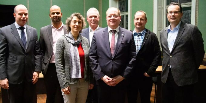 Das Büro des Grossen Gemeinderates (v.l.): Martin Würmli (Ratsschreiber), Rupan Sinavagesan (Mitglied, Fraktionsvertreter SP), Tabea Zimmermann Gibson (Ratsvizepräsidentin), Werner Hauser (Stimmenzähler), Bruno Zimmermann (Ratspräsident), Theo Iten (Stimmenzähler), Daniel Marty (Mitglied, Fraktionsvertreter GLP). Das Büro des Grossen Gemeinderates