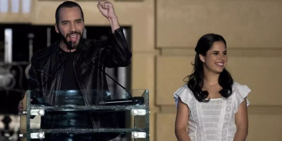 Wahlsieger Nayib Bukele mit seiner Frau Gabriela. Foto: Moises Castillo, AP