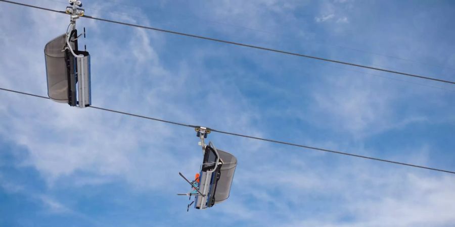 Skifahrer auf einem Sessellift.