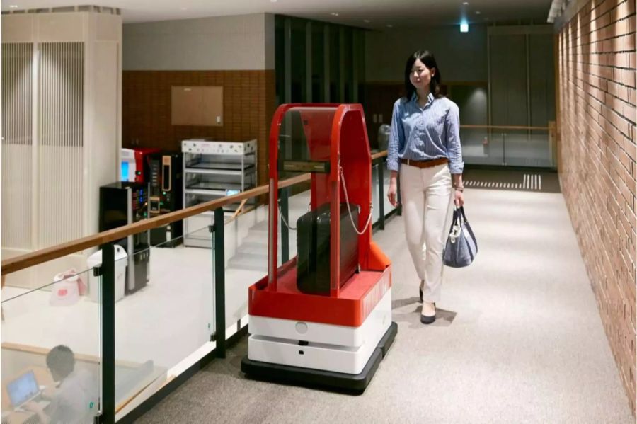 Diese Roboter sorgen für Stunk: Ein Gast lässt sich das Gepäckstück aufs Zimmer tragen.