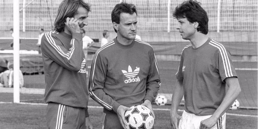 Als Spieler gilt der Waadtländer als grosser Regisseur und spielt auch in der Nati (hier mit Rekord-Nati-Spieler Heinz Hermann und Nationalcoach Daniel Jeandupeux.)