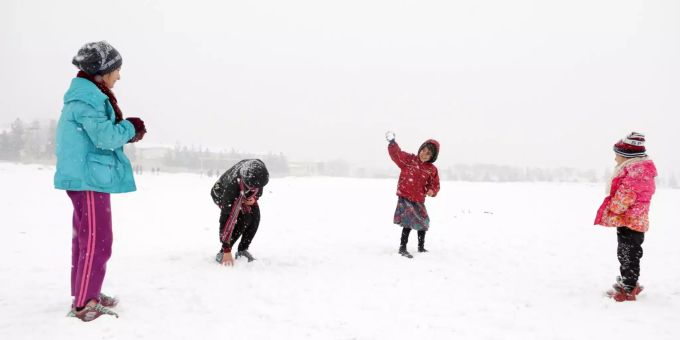 Kinder spielen im Schnee. (Symbolbild) Kinder Schnee Wetter