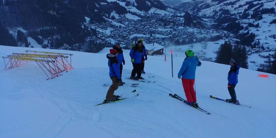 Das FIS-Team inspiziert die Strecke in Adelboden