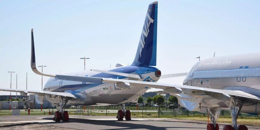 Zwei Flugzeuge auf einem Rollfeld.