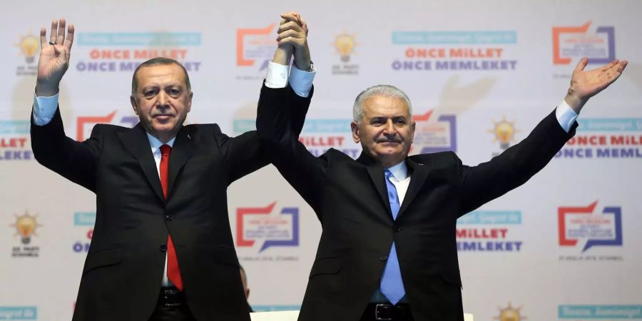 Recep Tayyip Erdogan und Binali Yildirim halten die Hände hoch.