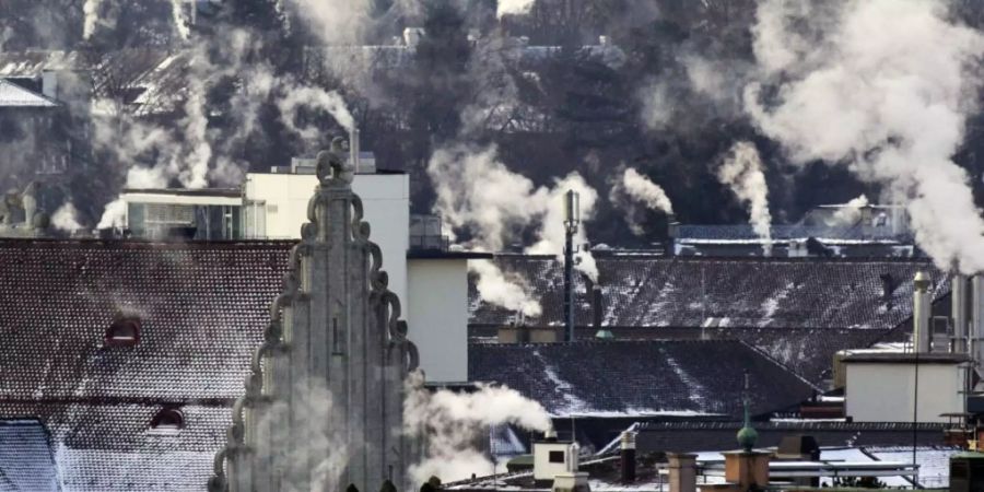 Die Schweiz soll ihren CO2-Aussstoss senken. Anders als der Nationalrat befürwortet die Umweltkommission des Ständerates Massnahmen im Inland. (Symbolbild)