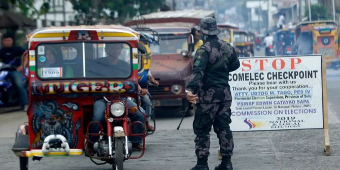 Ein philippinischer Soldat bewacht an einem Checkpoint in Bangsamoro.