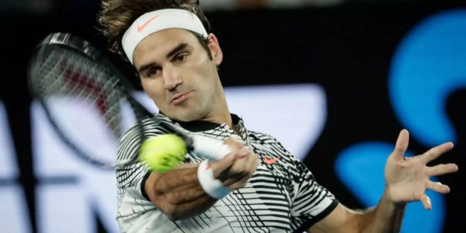 Roger Federer schlägt eine Vorhand an den Australian Open 2017