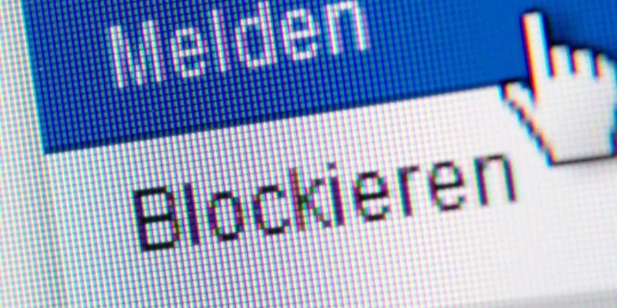 Wenn die Netzwerke nicht schnell genug auf Hass-Beiträge reagieren, können sich die Anwender beim Bundesamt für Justiz beschweren. Foto: Andrea Warnecke