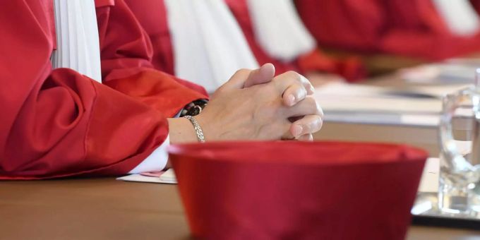 Die Hand einer Richterin beim Bundesverfassungsgericht in Karlsruhe (Symbolbild). Die Hand einer Richterin beim Bundesverfassungsgericht in Karlsruhe (Symbolbild).