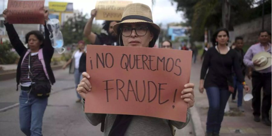 «Wir wollen keinen Betrug», verlangt eine Frau bei Protesten in Tegucigalpa, Honduras.