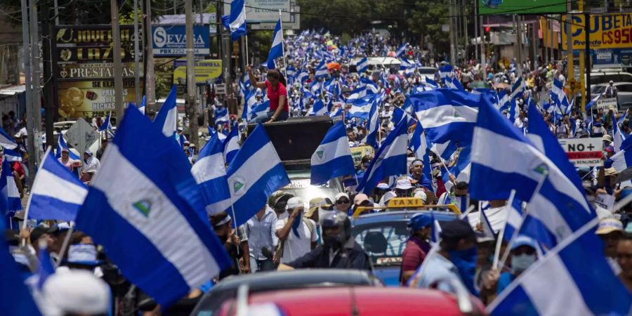 Tausende Menschen marschieren durch Managua.