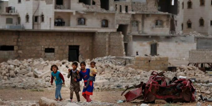 Menschen werden im Süden von Syrien zur Flucht gezwungen. Menschen werden im Süden von Syrien zur Flucht gezwungen.