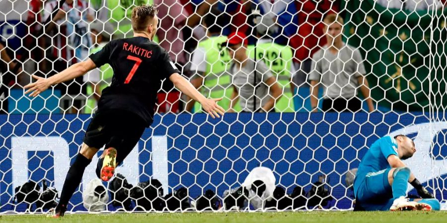 Ivan Rakitic feiert seinen entscheidenden Elfmeter im Penaltyschiessen gegen Russland