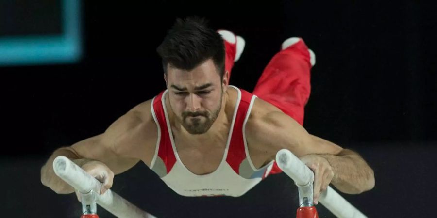 Der Schweizer Turner Oliver Hegi bei einer Barren-Übung. Das Team verpasste bei der EM in Glasgow eine Medaille nur knapp.