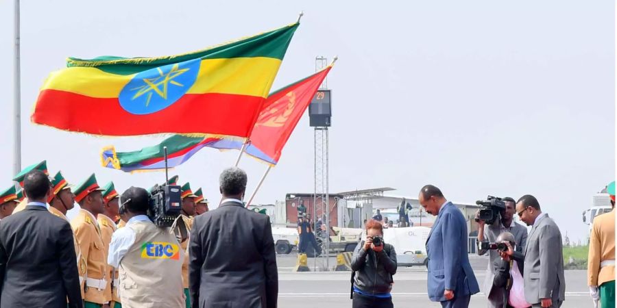 Das historische Treffen zwischen dem äthiopischen und eritreischen Präsidenten.