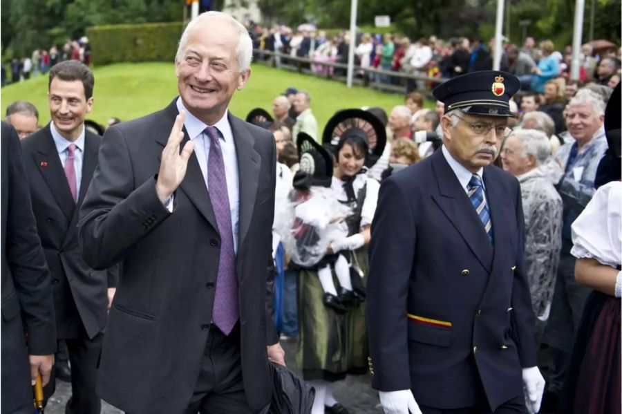 Fürst Hans Adam II und Erbprinz Alois von und zu Liechtenstein auf der Schlosswiese am Nationalfeiertag von Liechtenstein 2010 - Keystone