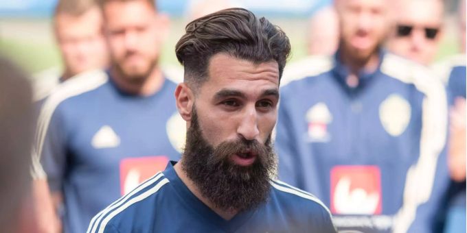 Der schwedische Nationalspieler mit türkischen Wurzeln wurde nach der Niederlage gegen Deutschland von schwedischen Fans beleidigt und bedroht. Der schwedische Nationalspieler mit türkischen Wurzeln wurde nach der Niederlage gegen Deutschland von schwedischen Fans beleidigt und bedroht.