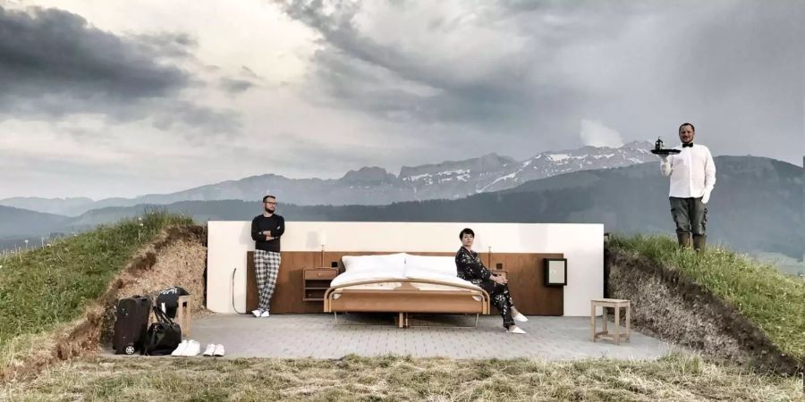 Das Nullstern-Hotel mit Butler Köbi auf der Alp Göbsi im vergangenen Sommer 2017, Bild: zvg