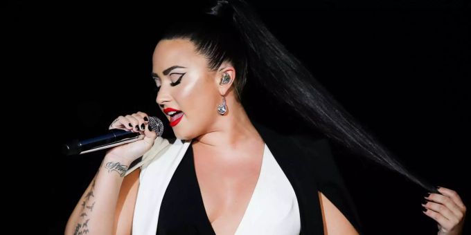 Demi Lovato singt. Demi Lovato