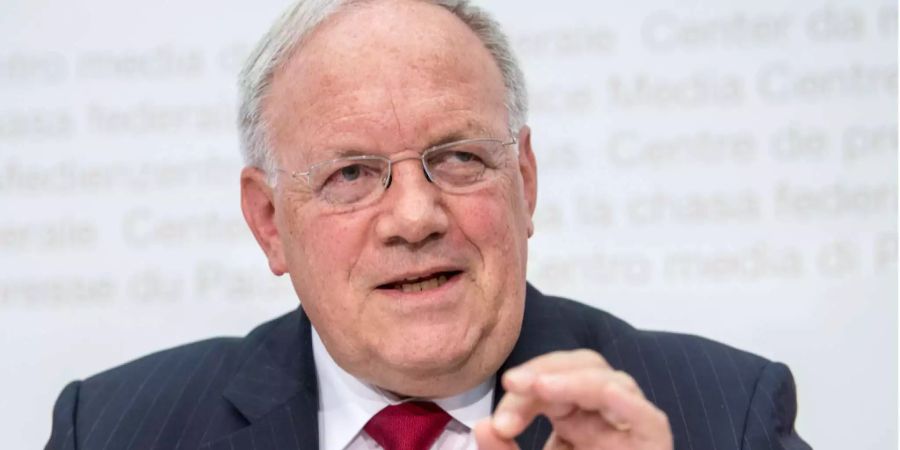 Bundesrat Johann Schneider-Ammann schaut in die Röhre.