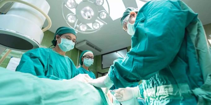 Die drei Schwerverletzten der Messerattacke in Aschaffenburg sind ausser Lebensgefahr und weiterhin im Spital. (Symbolbild). Spital