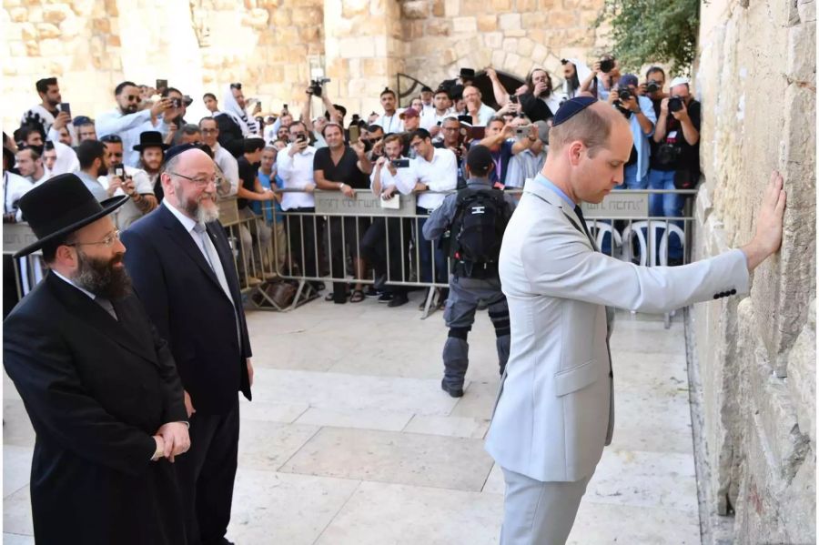 Es ist das erste Mal in der Geschichte, dass ein Mitglied der britischen Königsfamilie Israel besucht: Prinz William hier an der Klagemauer in Jerusalem.